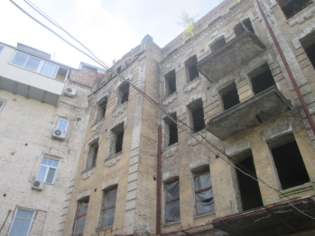 Нежилий будинок (літ. Б) загальною площею 1 766,40 кв.м, що розташований за адресою: м.Київ, пл.Контрактова, буд.10 та основні засоби у кількості 964 одиниць.